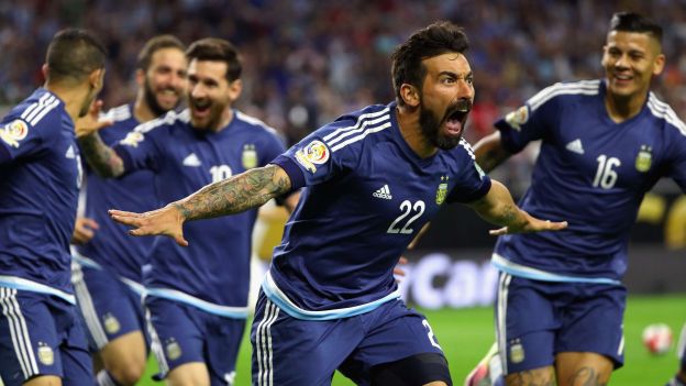 HOUSTON, TX - JUNE 21: Ezequiel Lavezzi #22 of Argentina celebrates scoring a first half goal against the United States during a 2016 Copa America Centenario Semifinal match at NRG Stadium on June 21, 2016 in Houston, Texas. Scott Halleran/Getty Images/AFP == FOR NEWSPAPERS, INTERNET, TELCOS & TELEVISION USE ONLY ==