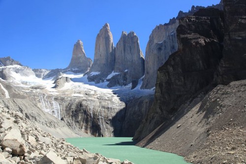 Su mayor atractivo lo constituyen las llamadas Torres del Paine, tres enormes torres de granito modeladas a lo largo de doce millones de años