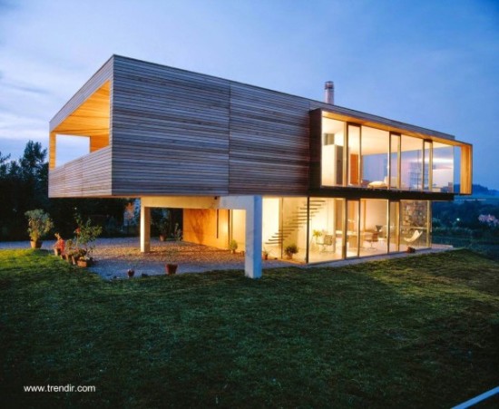 fachada de casa contemporanea de dos plantas con madera