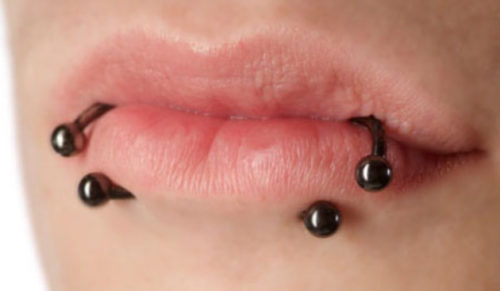 Nahaufnahme einer Lippe von einer Frau mit Piercing | close up from a lip of a woman with piercing