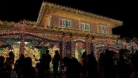 decoracion-de-fachadas-de-casas-con-luces-navidad-22