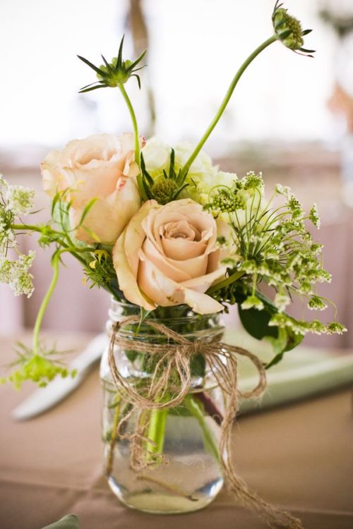 frascos-con-flores-como-centros-de-mesa-sencillos