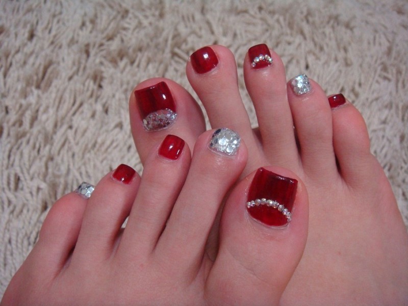Uñas rojas decoradas pies